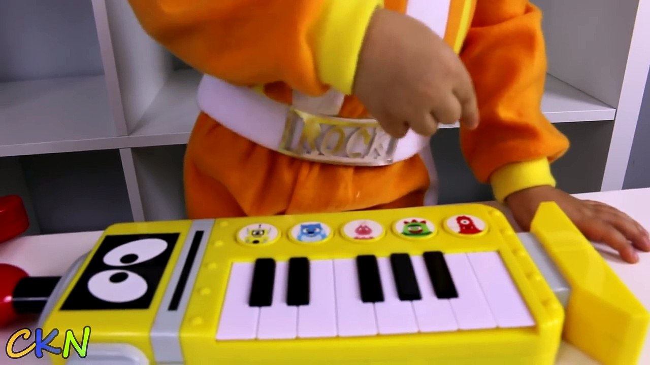 Yo Gabba Gabba Dj Lance Playing With Muno Guitar and Plex Piano Ckn Toys-dL973R1T9Nc