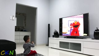 Watching Elmo's World on TV Suddenly Elmo Appears To Surprise Ckn Toys-eQXAEo