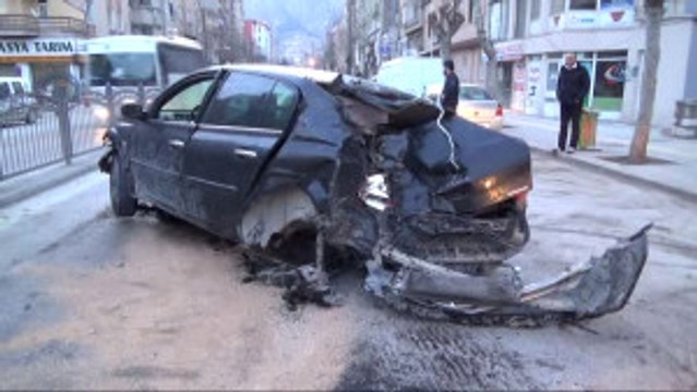 Ağacı Kökünden Söktüğü Otomobiliyle Polis Otosuna Çarparak Durabildi