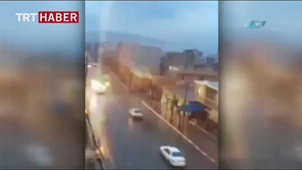 Seyir halindeki otomobile yıldırım böyle düştü