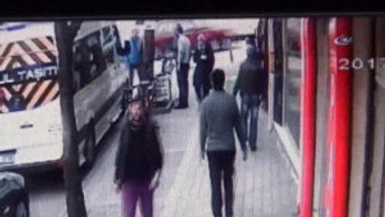 Bursa'da Cadde Ortasındaki Dehşet Dakikaları Kameraya Böyle Yansıdı
