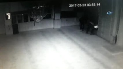 Camiyi Soyup Kur'anı Kerimleri Çalan Hırsızlar Kamerada