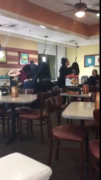 Enorme baston dans un restaurant à minuit aux USA