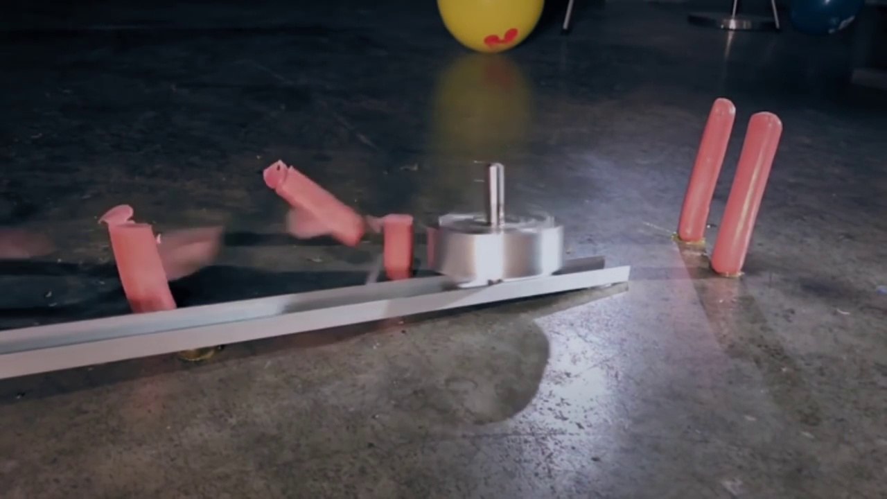 Cette toupie découpe tout ! saucisse, canettes, ballons...