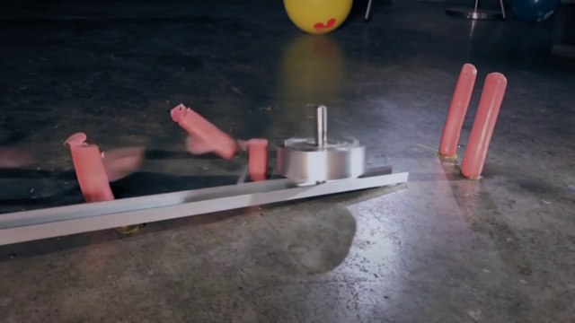 Cette toupie découpe tout ! saucisse, canettes, ballons...