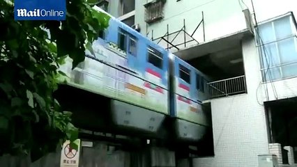 Cette ligne du métro chinois traverse un immeuble ! Incroyable!
