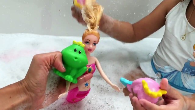 BUBBLE GUPPIES Bath Toy vs Dora The Explorer Molly Mermaid & SURPRISE EGGS DisneyCarToys