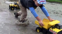 Toy Trucks for Kids - Tonka Construction Vehicles Digging in Mud - Dump Truck, Backhoe, Bulldozer-XqU9Oubw