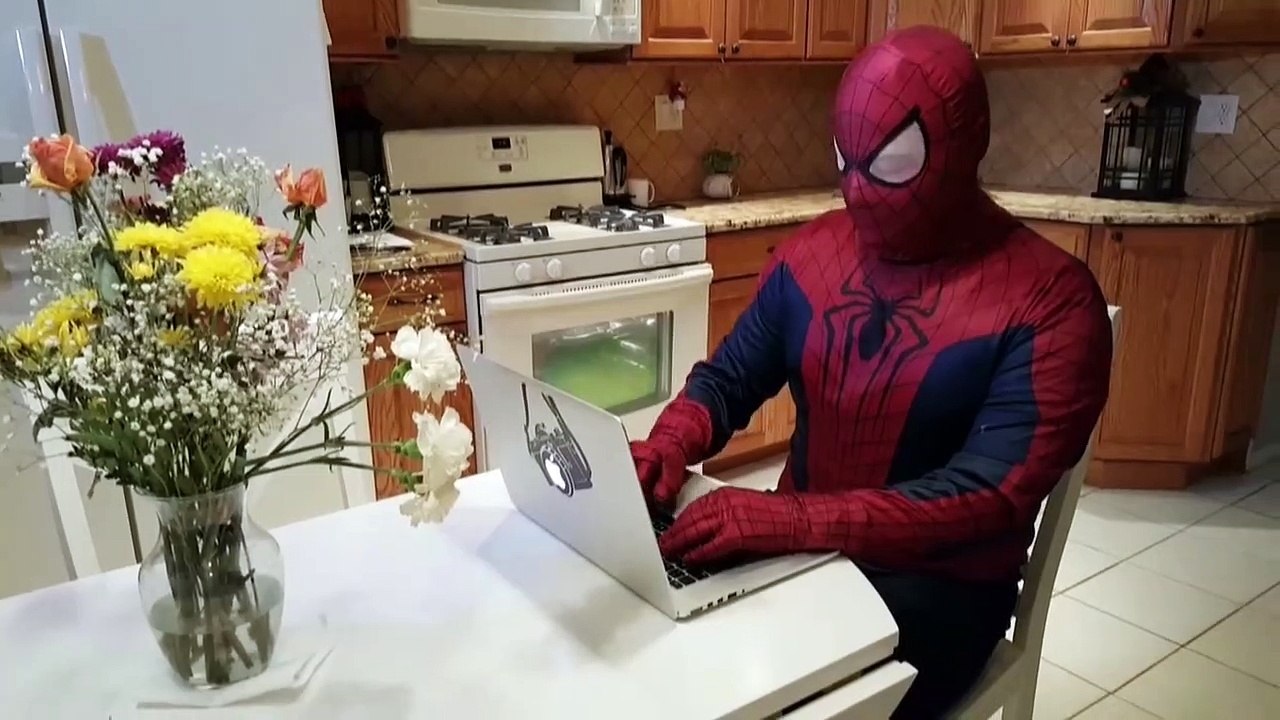 T-Rex vs BATMAN SPIDERMAN Captain America - Ironman Prank - Halo - IRL - Superhero Fun In Real Life-VCB8k41