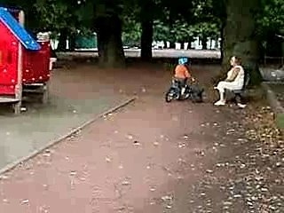 Valentin fait du vélo