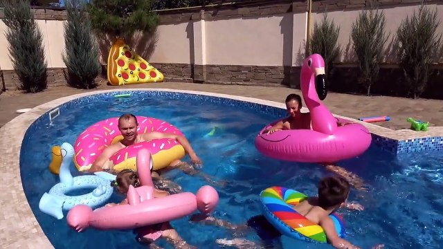 Катя купается в бассейне с ГИГАНТСКИМ Розовым Фламинго прыгаем в воду и стреляем