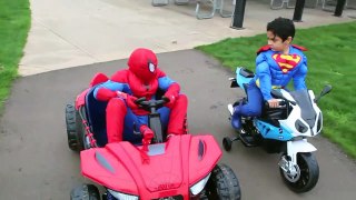 SUPERMAN vs SPIDERMAN POWER WHEELS RACE GIANT SURPRISE TOYS KIDS opening PLAYTIME AT THE PARK batman-b37uqWS1w