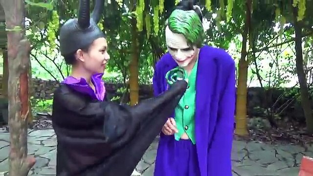 Rosa Araña Chica Pierde Sus Ojos! w/ Spiderman, Congelados Elsa Superhéroe En la Vida Real!