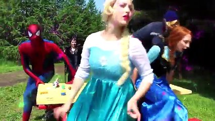 Congelados Elsa se Convierte en VILLANOS! w/ Spiderman Joker Maléfica Anna Spidergirl! Superhéroe