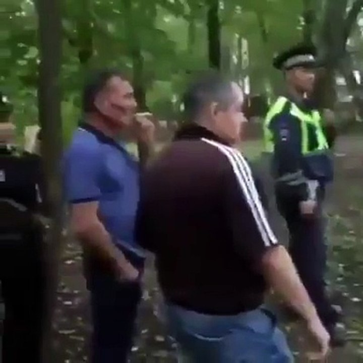 Un policier russe tente de casser la fenêtre d'une BMW