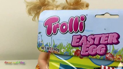 Tải video: Baby Alive Snackin' Sara Snacks on Trollis Pizza Lizard Hamburger Hot Dogs Gummi Lollies-fl