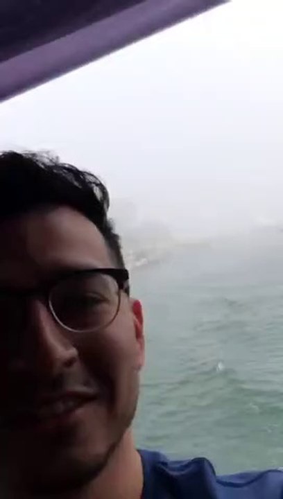 Elle se retrouve avec un gars collant derrière elle