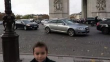 VLOG - Shopping sur les Champs-Élysées  - Fnac, Disney Store et Quick-ztVPs