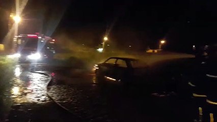 Em Sousa, mulher é suspeita de incendiar carro do marido durante festa por causa de ciúme; veículo ficou todo destruído