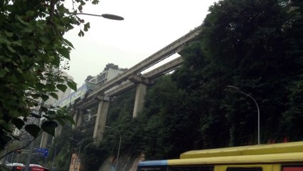 À Chongqing (Chine), le métro traverse un immeuble de part en part