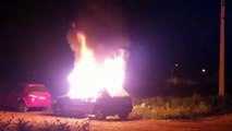Em Sousa, mulher é suspeita de incendiar carro do marido durante festa por causa de ciúme; veículo ficou todo destruído: