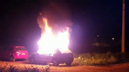 Em Sousa, mulher é suspeita de incendiar carro do marido durante festa por causa de ciúme; veículo ficou todo destruído:
