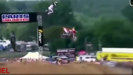 Accident de voiture mortel en direct - Caméra de surveillance [Sécurité]