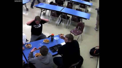 Télécharger la video: En plein repas, il sauve la vie de son camarade de classe qui s'étouffe