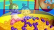 Apprenez les couleurs avec le bébé 3D et les balles dans la grande fosse à billes avec glissière en spirale