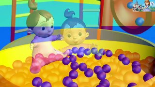 Apprenez les couleurs avec le bébé 3D et les balles dans la grande fosse à billes avec glissière en spirale