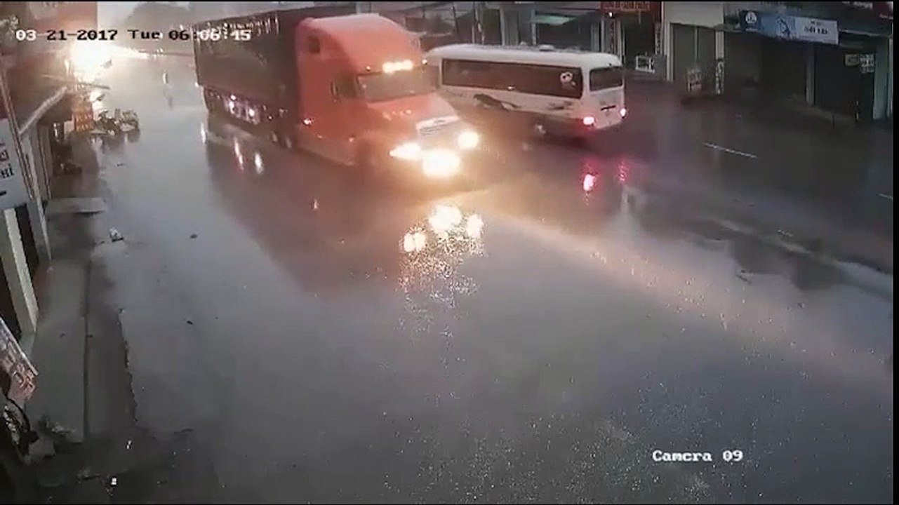 Đường trơn, phóng nhanh xe tải lao đi cày nát dải phân cách