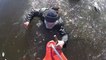 Sauvetage d'un homme coincé dans un lac gelé en Russie !