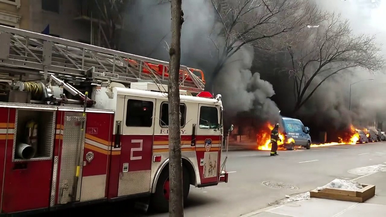Incendie de 8 voitures dans une rue de New York