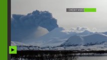 Le volcan Kambalny au Kamchatka crache des nuages de cendre après 200 ans de sommeil