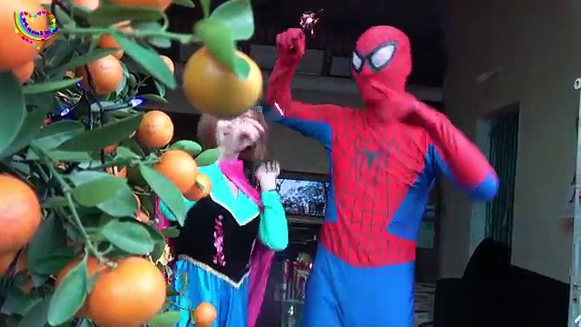 Замороженные Эльза против Человек-Паук Халк Бэтмен веселых супергероев в реальной lìe