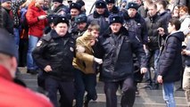 Массовое задержание на митинге  Владивосток 26.03.17