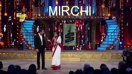 Sugandha Mishra in her Didi avtaar at the 7th Royal Stag Mirchi Music Awards!