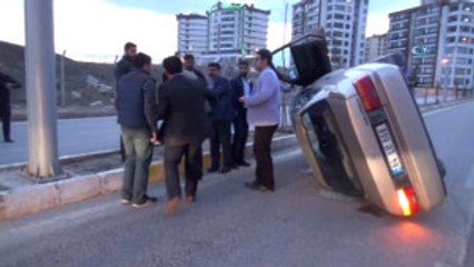 Devrilen Araçta Sıkışan Sürücüyü, Vatandaşlar Kurtardı