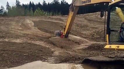 Radnik je vidio da se nešto mrda u blatu. Ono što je uradio je nevjerovatno!