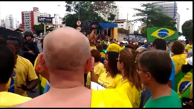 Manifestantes são impedidos pela PM de atravessar a Terceira Ponte