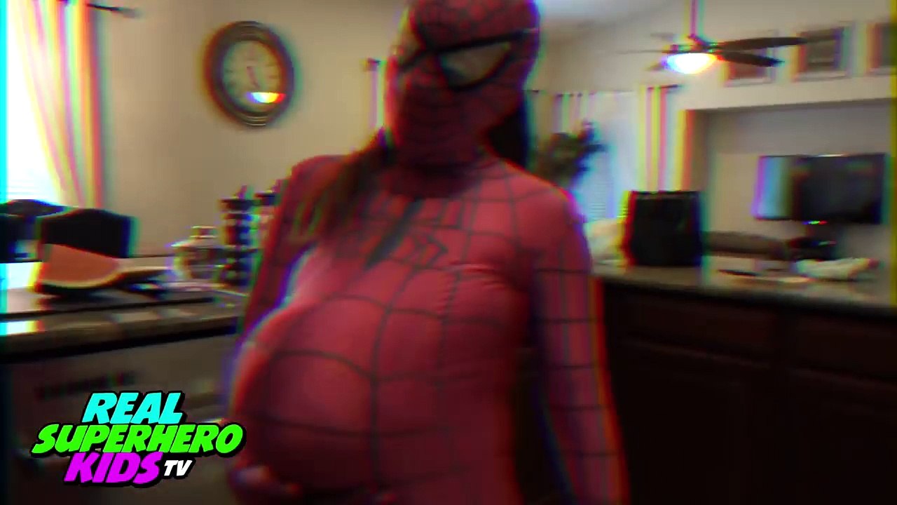 PREGNANT FROZEN ELSA VS SPIDERMAN DELIVERS BABY ELSA TRIPLETS w/ DOCTOR SPIDEY Funny Super