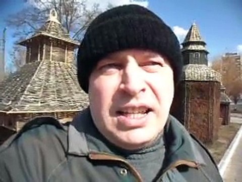 Гена Горин снимает памятник Мужик на коне