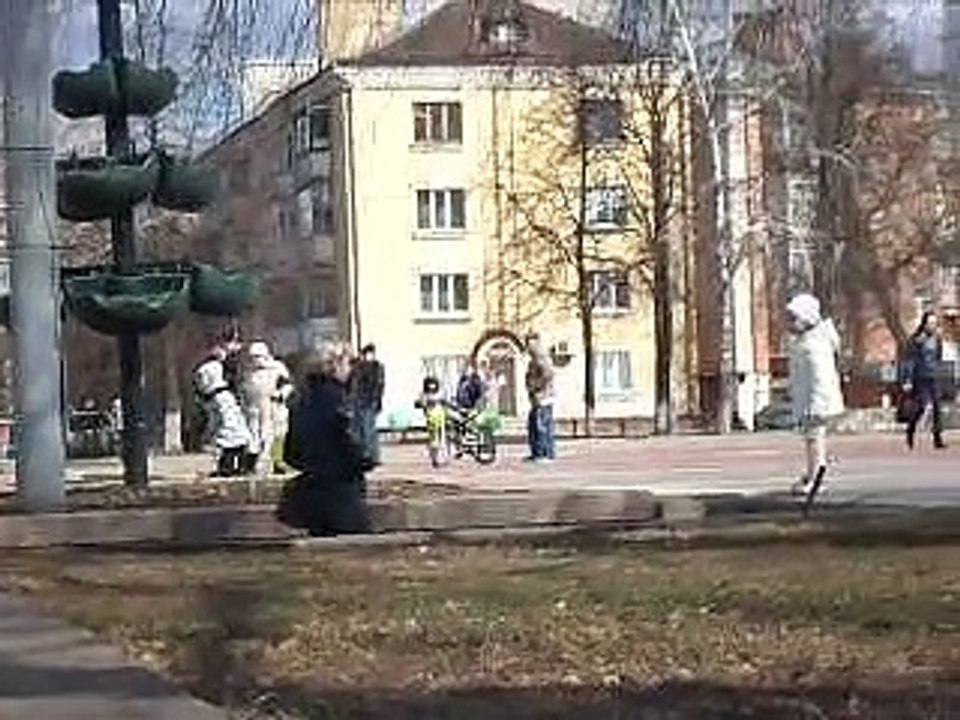 Люди гуляют с зелёными шариками в городе Орле — 26.03.2017 год — Гена Горин