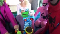Похоронен живые человек-паук против замороженные Эльза Детка розовый Девушка-паук джокер Семья весело супергерой