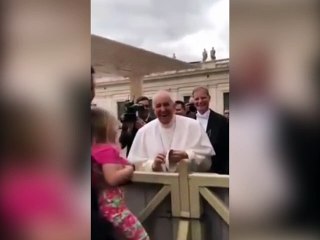 Une petite fille prend la calotte du pape !