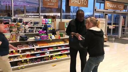 Esto paso en una tienda en los estados unidos un hombre intenta salir cargado de una tienda