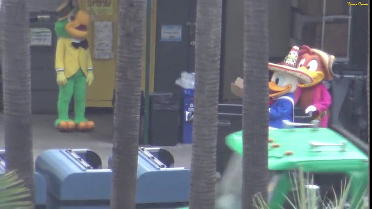 ºoº [ まるで短編アニメ 三人の騎士その１] 爆笑必至！ ニヤニヤが止まらない！ バックヤードでいざこざを起こすドナルドとパンチート カリフォルニア アナハイム ディズニーパラダイスピアホテルより