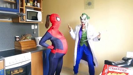 BEBÉ MÉDICO vs CONGELADO ELSA! w/ Spiderman vs Joker Spidergirl Llanto de su Bebé, Hulk Superhéroe en