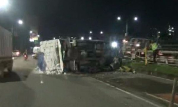 Tabrak Pembatas Jalan, Truk Pengangkut Batako Terguling