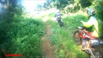 Un motard se fait éjecter de sa dirt bike par une étrange créature humanoïde en Indonésie